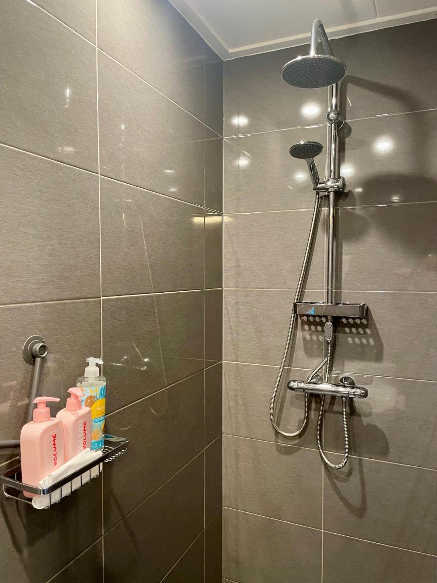 Gastenverblijf Villa Buitenplaats Wergea Contactloos Inchecken Naarderburen Esterno foto