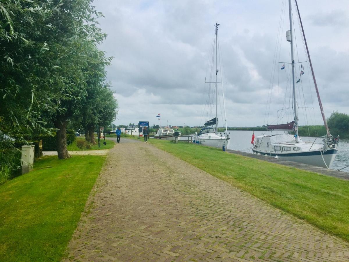 Gastenverblijf Villa Buitenplaats Wergea Contactloos Inchecken Naarderburen Esterno foto